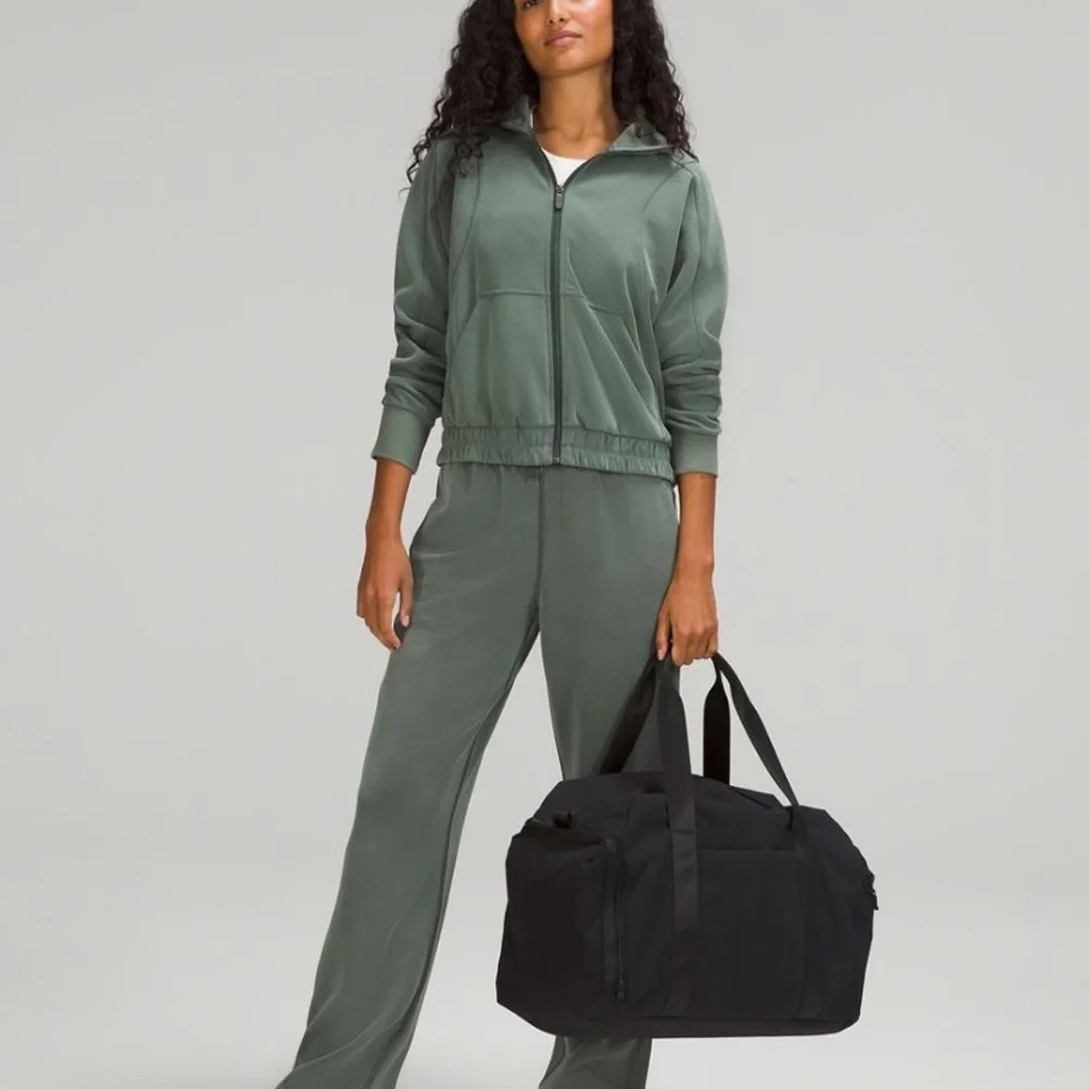 lululemon athletica design move